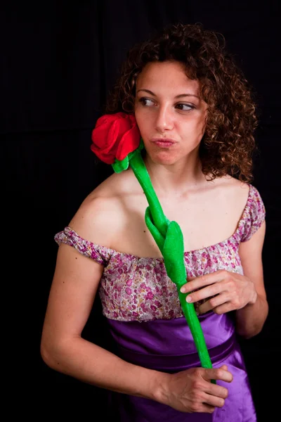 Funny Girl jugar con una flor de juguete —  Fotos de Stock