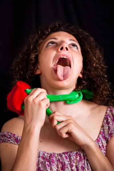Garota engraçada jogar com uma flor de brinquedo — Fotografia de Stock