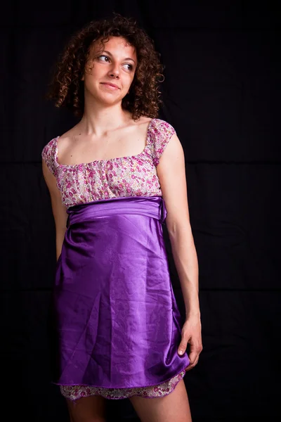 Sonriente chica sexy con vestido corto violeta — Foto de Stock
