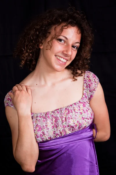 Sorrindo menina sexy com vestido curto violeta — Fotografia de Stock