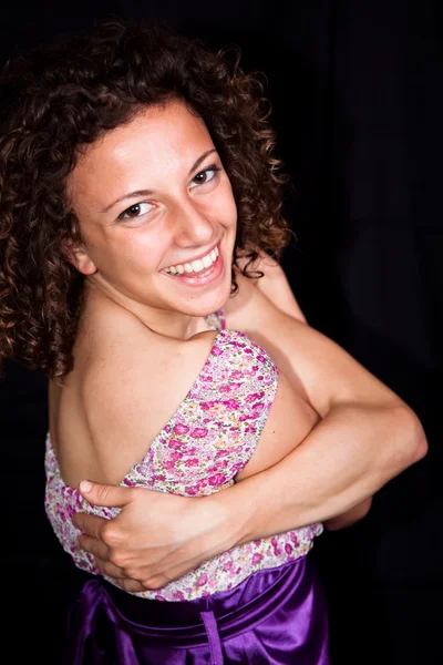 Usmívající se sexy dívka s fialovými krátké šaty — Stock fotografie