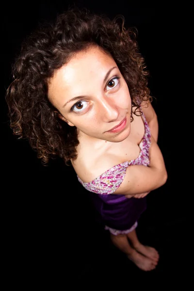 微笑紫罗兰色短礼服性感的女孩 — 图库照片