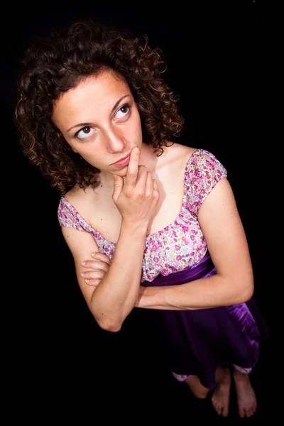 Улыбаясь сексуальная девушка с фиолетовое платье — стоковое фото