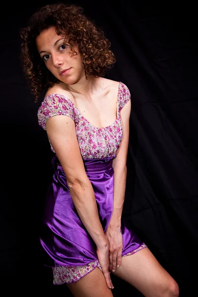 Sorrindo menina sexy com vestido curto violeta — Fotografia de Stock