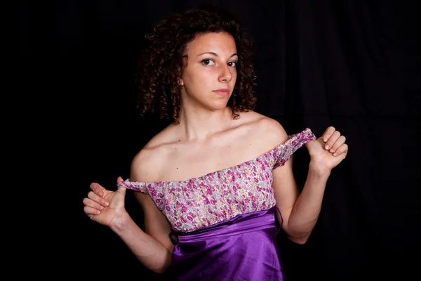 Uśmiechający się sexy dziewczyna z krótka sukienka fiolet — Zdjęcie stockowe