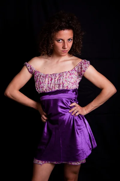 Uśmiechający się sexy dziewczyna z krótka sukienka fiolet — Zdjęcie stockowe