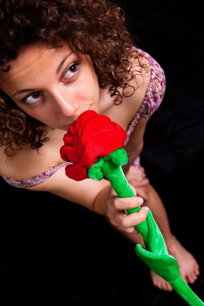 Lustige Mädchen spielen mit einer Spielzeugblume — Stockfoto