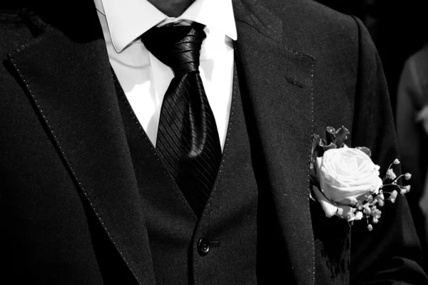 Bräutigam mit Smoking und Hochzeitsblume — Stockfoto