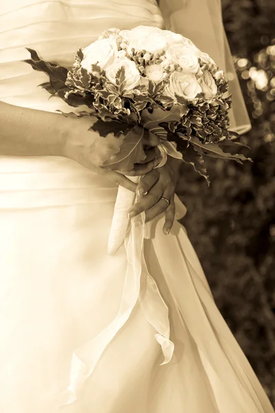 Gelin düğün buket gül ile basılı tutun — Stok fotoğraf