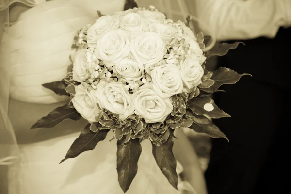 Bruden hålla bröllop bukett med rosor — Stockfoto