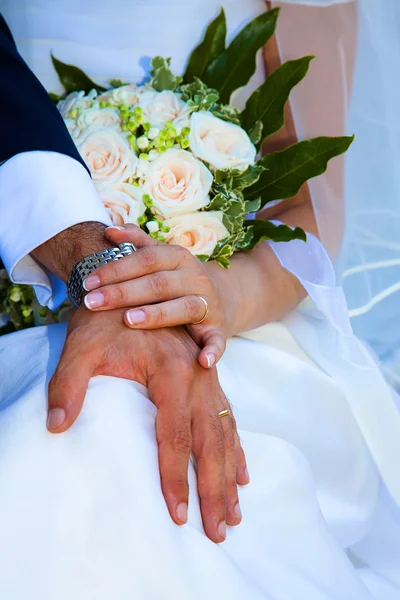 Mão de noiva e noivo com anel de casamento — Fotografia de Stock