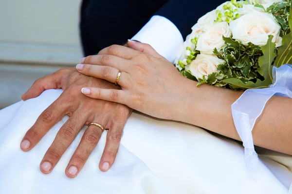 Mão de noiva e noivo com anel de casamento — Fotografia de Stock