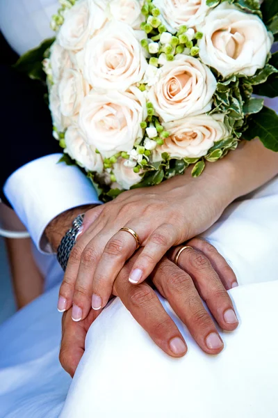 新娘和新郎手与结婚戒指 — 图库照片