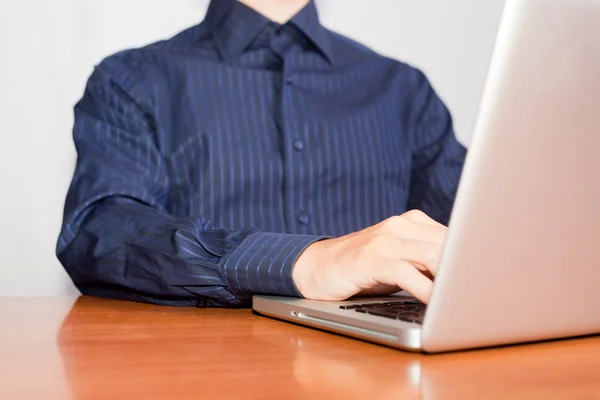 Bilgisayar klavyesinde yazan iş adamı — Stok fotoğraf