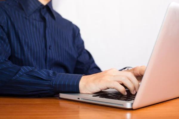 Biznesmen wpisujący na klawiaturze komputera — Zdjęcie stockowe