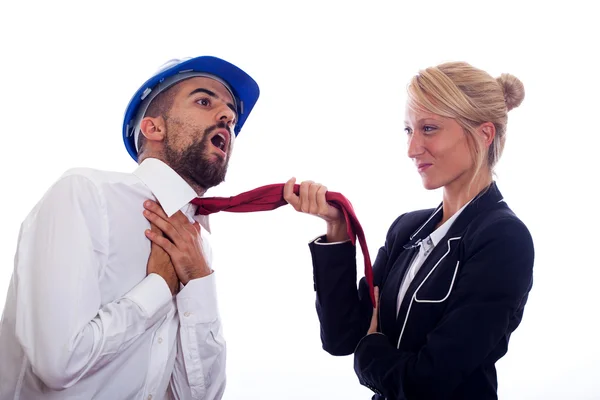 Affärskvinna pull ung affärsman på halsduk — Stockfoto