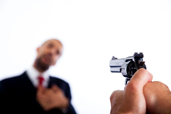 Człowiek punkt broń na młody biznesmen terroryzowani — Zdjęcie stockowe
