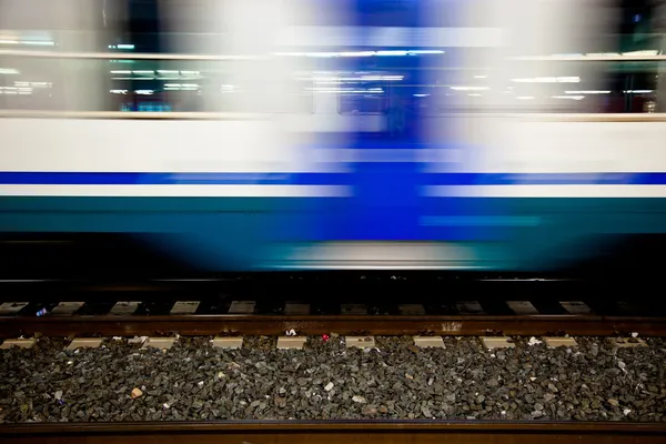 Эффект размытия движения железнодорожного вагона на станции — стоковое фото