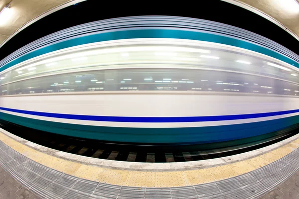 Motion blur effekt a vasúti kocsi az állomáson — Stock Fotó