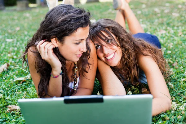 Duas mulheres jovens com laptop PC no parque — Fotografia de Stock