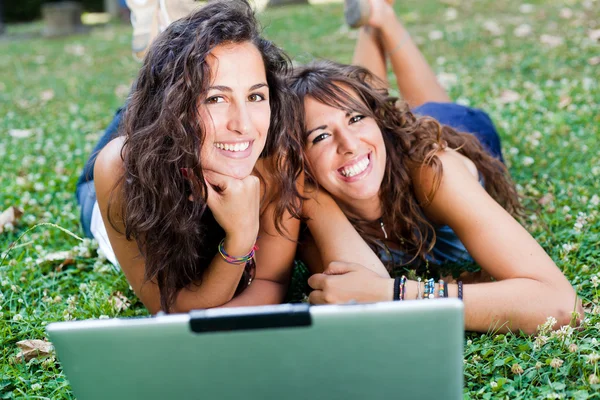 공원에서 노트북 pc와 함께 두 젊은 여자 — 스톡 사진