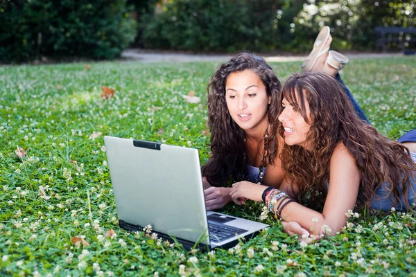 Deux jeunes femmes avec ordinateur portable PC au parc — Photo