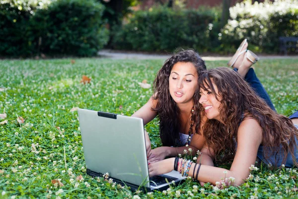 Två ung kvinna med laptop pc på park — Stockfoto
