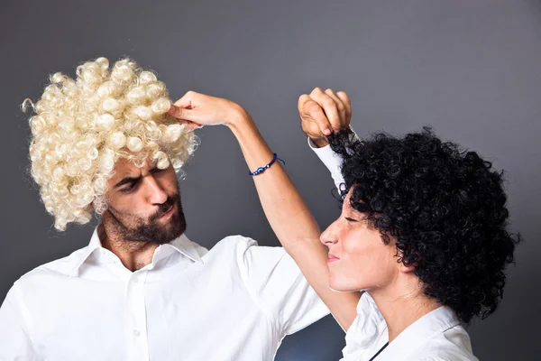 Ung man och kvinna med färgglada rolig peruk — Stockfoto