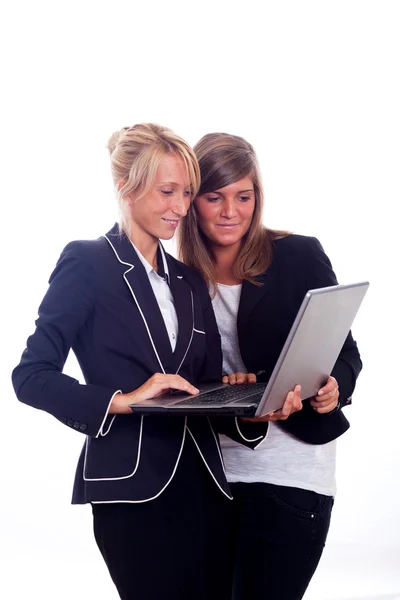 Två unga affärskvinna med laptop — Stockfoto