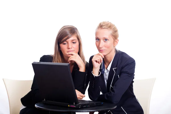 Deux jeunes femmes d'affaires avec ordinateur portable — Photo