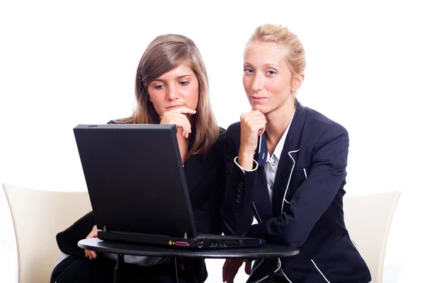 Iki genç iş kadını ile laptop — Stok fotoğraf
