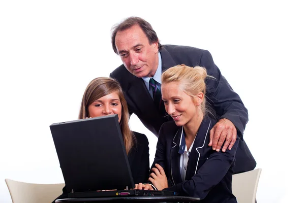 若い実業家見てコンピューターと上級ビジネスマン — ストック写真