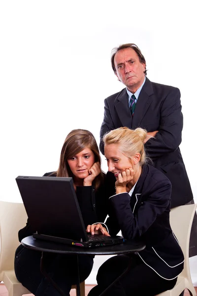 Jefe enojado con dos empresaria charlando en lugar de trabajar —  Fotos de Stock