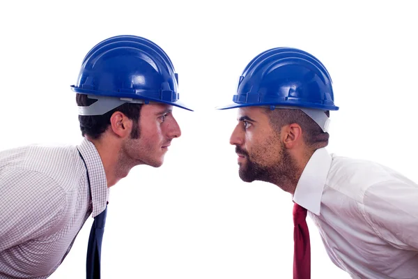 Dos ingenieros con casco y corbata se atreven uno al otro —  Fotos de Stock