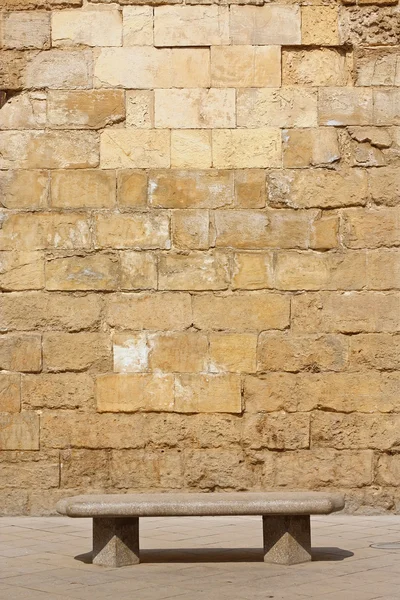 Banco de pedra e parede de tijolo — Fotografia de Stock