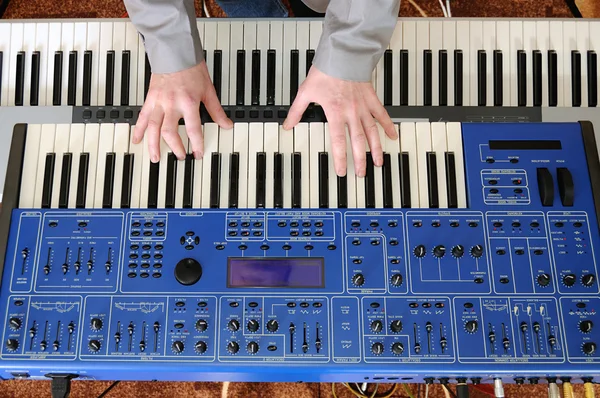 Man spelar synthesizer — Stockfoto