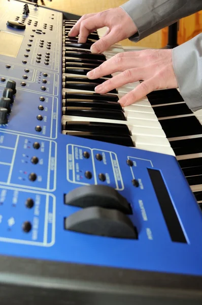 Man spelar synthesizer — Stockfoto