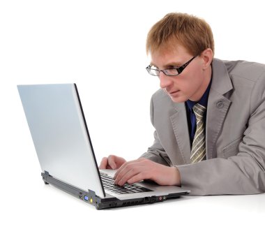 adam ve gri laptop