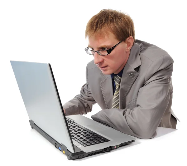 Homem e laptop cinza — Fotografia de Stock