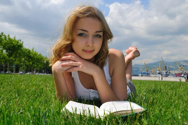 Dívka čtoucí venkovní — Stock fotografie