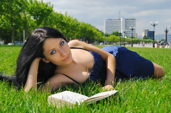 屋外を読んでいる女の子 — ストック写真