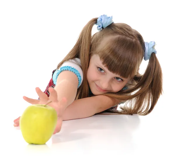 Menina leva uma maçã . — Fotografia de Stock