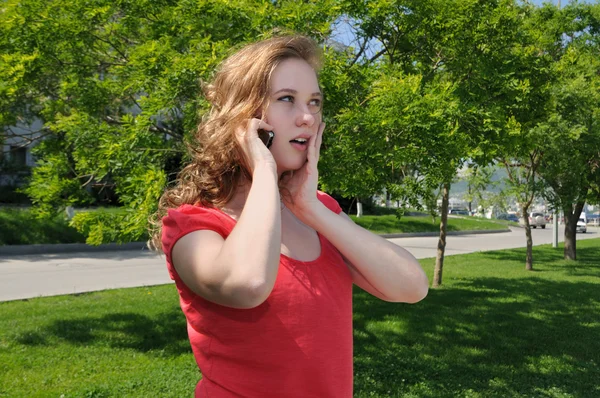 Blondýnka, mluví na telefonu — Stock fotografie