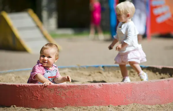 Дети на детской площадке — стоковое фото