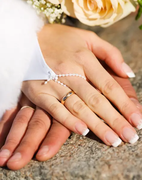 Hände von frisch Verheirateten — Stockfoto