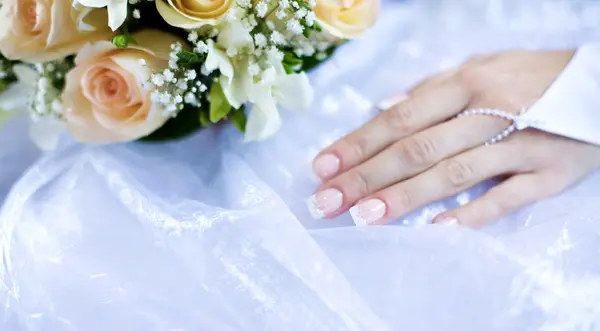 A mão da noiva — Fotografia de Stock
