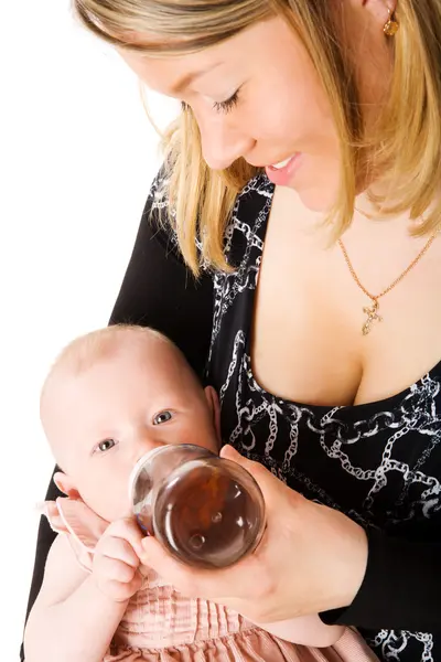 Mutter füttert Baby — Stockfoto