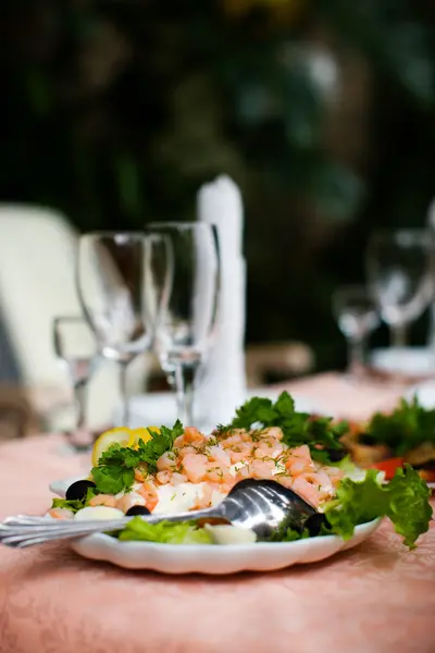 テーブルの上のサラダ — ストック写真