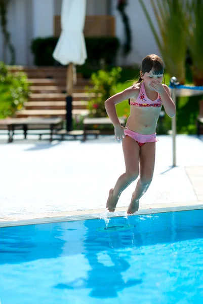 Springen in het zwembad — Stockfoto