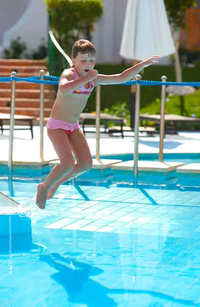 Springen in het zwembad — Stockfoto